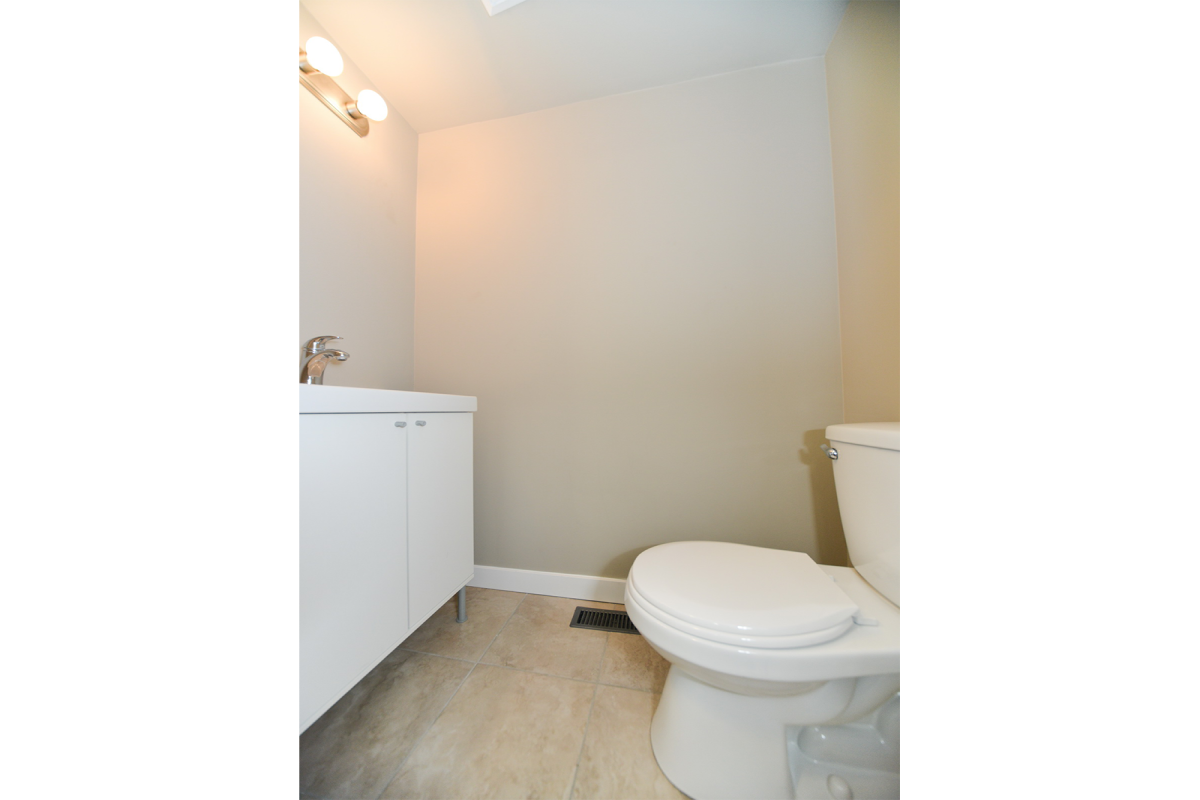 6075 35a Avenue, Edmonton, Alberta, Canada T6L 1G7, 3 Bedrooms Bedrooms, ,1.5 BathroomsBathrooms,1/2 Duplex,Currently Rented,35a Avenue,1000