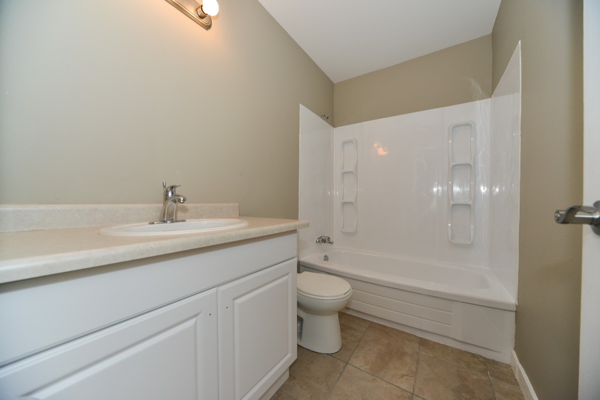 6075 35a Avenue, Edmonton, Alberta, Canada T6L 1G7, 3 Bedrooms Bedrooms, ,1.5 BathroomsBathrooms,1/2 Duplex,Currently Rented,35a Avenue,1000