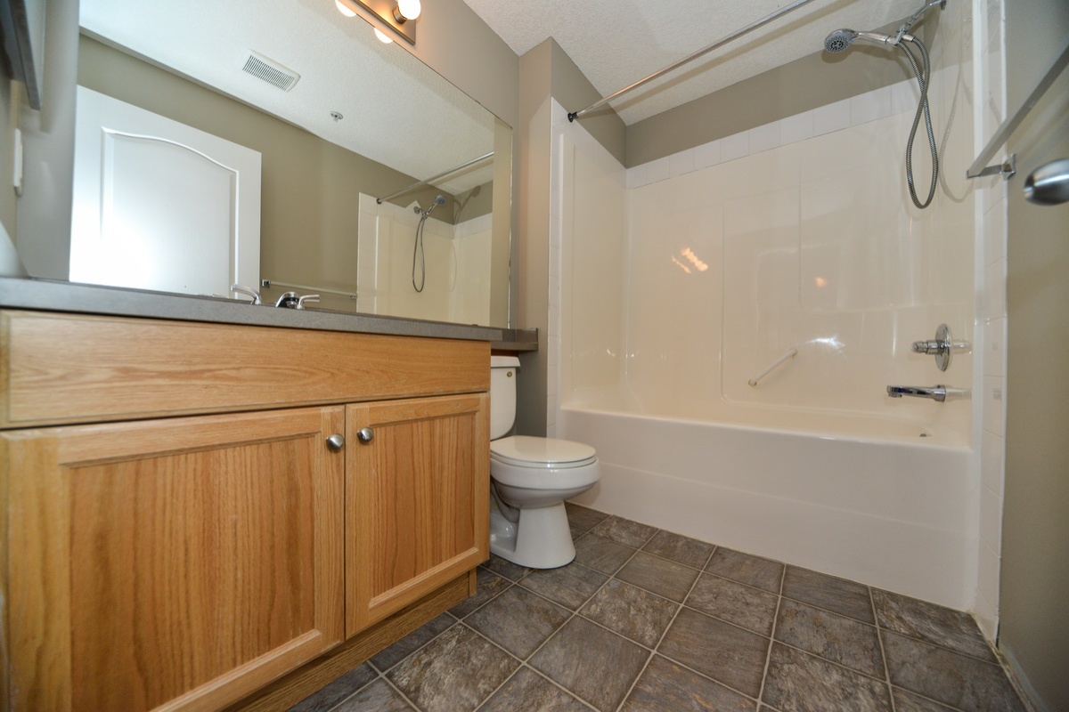 9363 Simpson Drive, Edmonton, Alberta, Canada T6R 0N2, 2 Bedrooms Bedrooms, ,2 BathroomsBathrooms,Condo,Currently Rented,Simpson Drive,1001