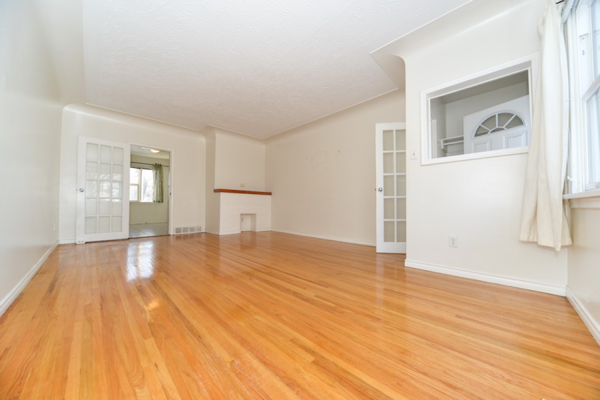 11111 116 Street,Edmonton,Alberta,Canada T5G 2V7,3 Bedrooms Bedrooms,2 BathroomsBathrooms,1/2 Duplex,116 Street,1002