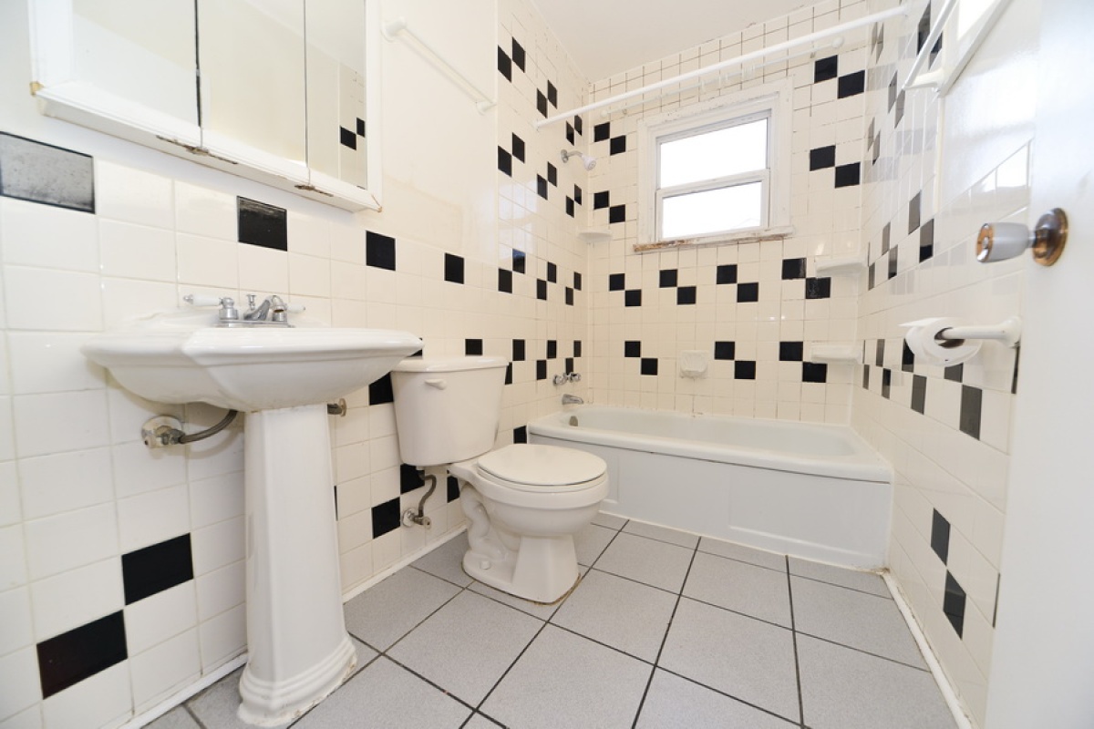 11111 116 Street,Edmonton,Alberta,Canada T5G 2V7,3 Bedrooms Bedrooms,2 BathroomsBathrooms,1/2 Duplex,116 Street,1002