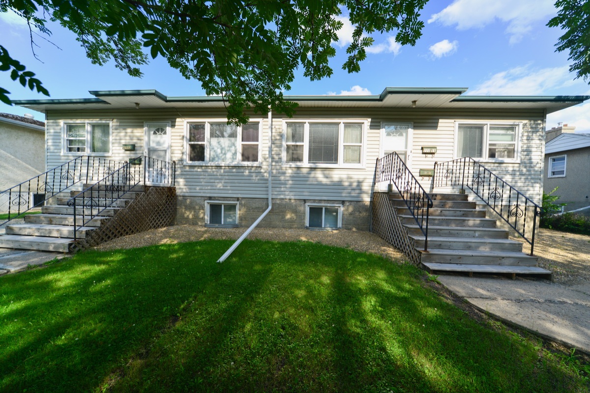 11111 116 Street,Edmonton,Alberta,Canada T5G 2V7,3 Bedrooms Bedrooms,2 BathroomsBathrooms,1/2 Duplex,116 Street,1002